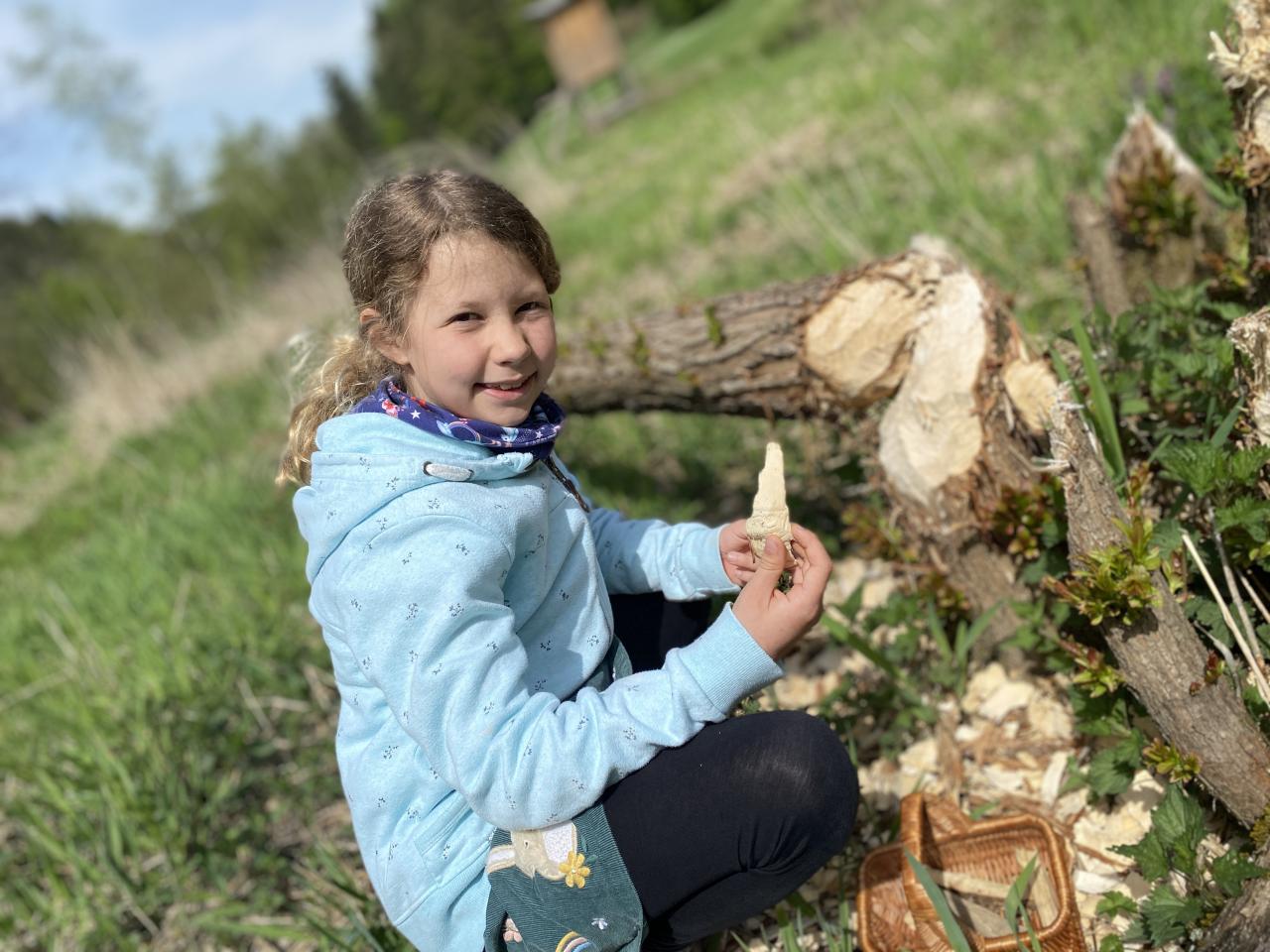 Mädchen vor abgesägten Baum 