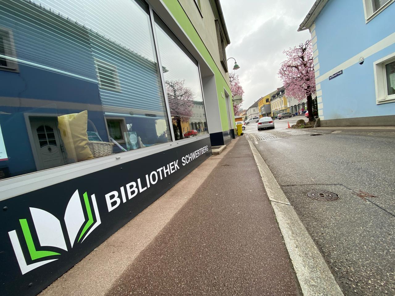 Die Bibliothek von außen mit dem Schriftzug Bibliothek