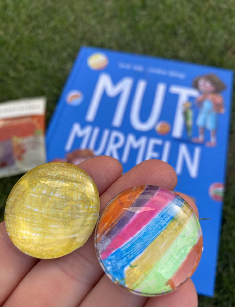 Zwei Glassteine die bunt bemalt sind