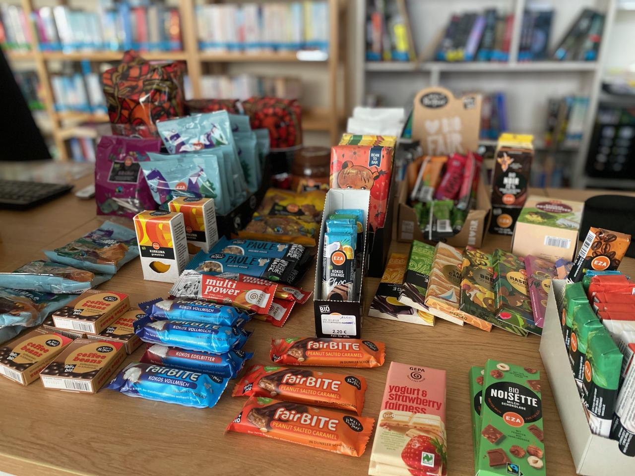 Fairtrade Produkte wie Schokolade, Kaffee und Süßigkeiten 