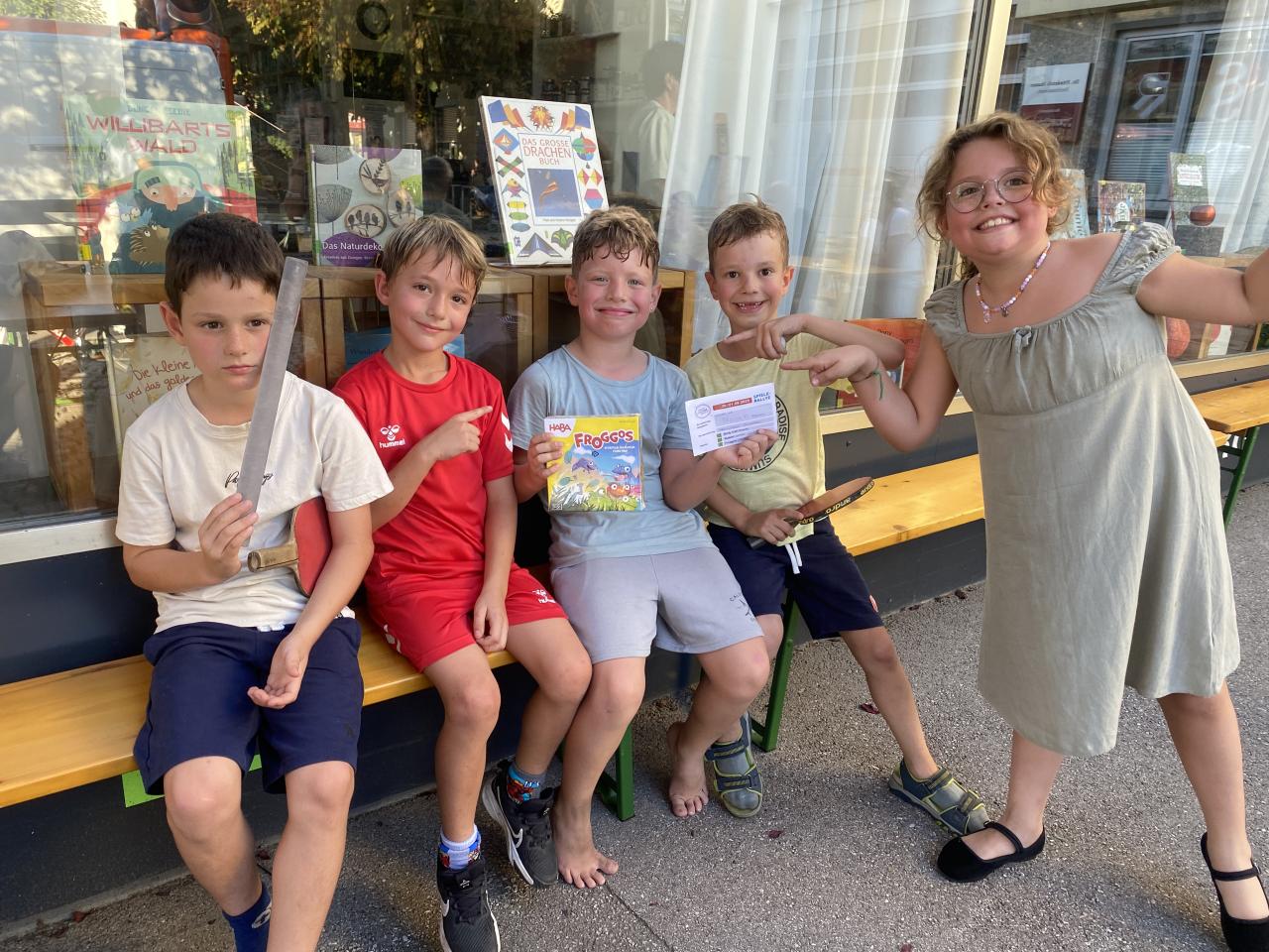 Kinder sitzen vor der Biblitohek