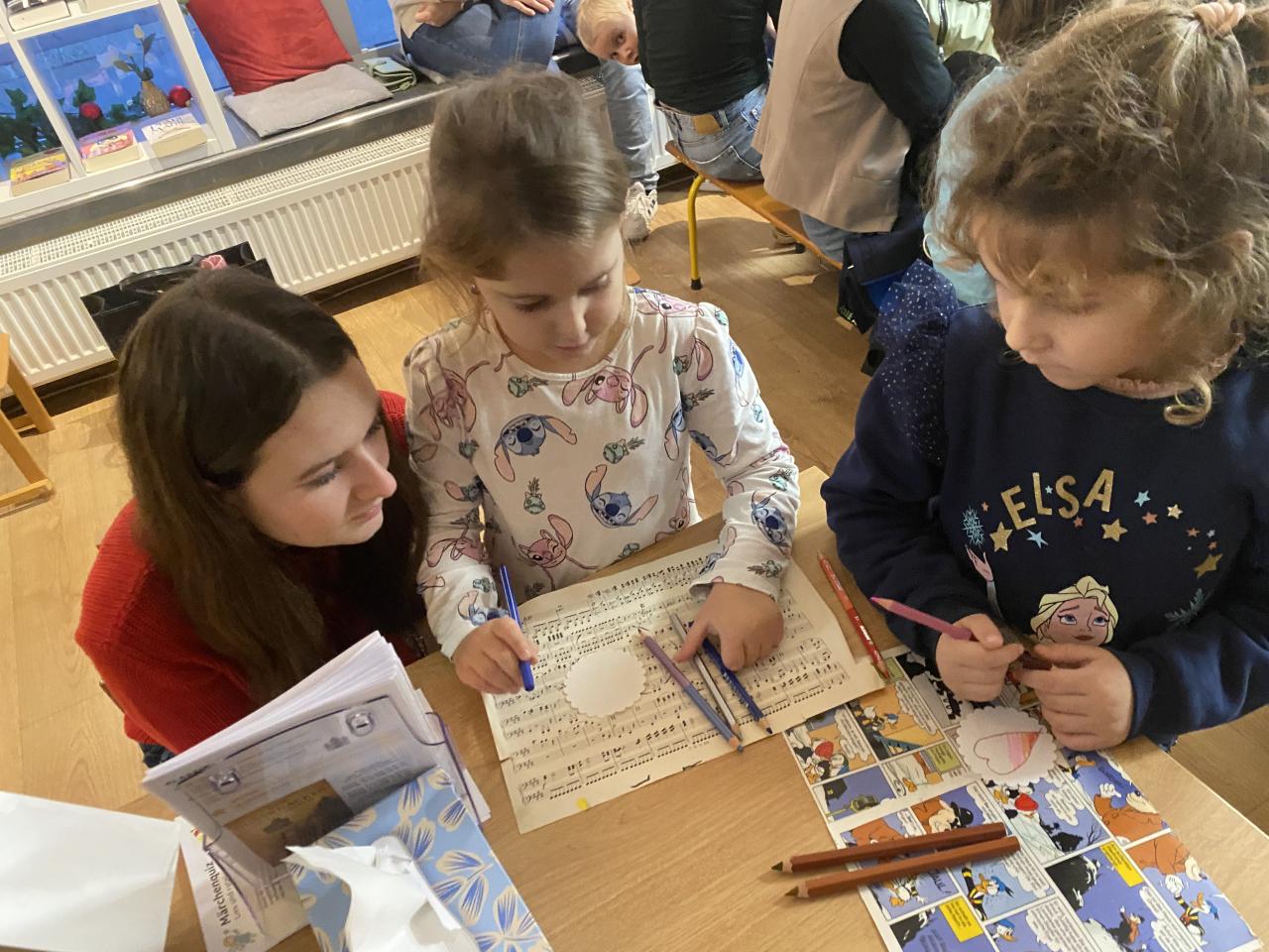 Eine Frau mit zwei Kinder zeichnen 