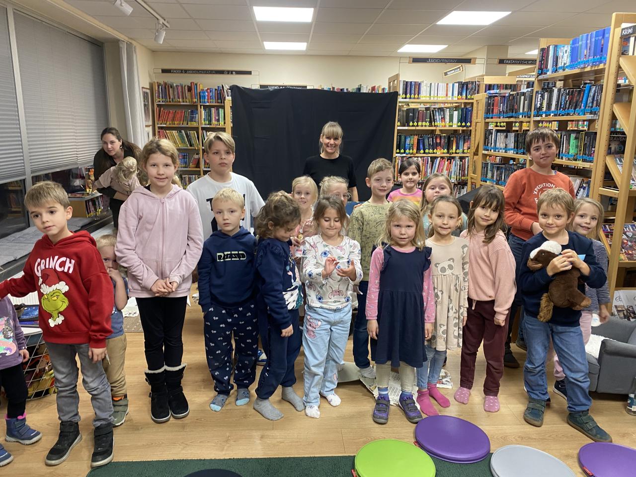 Viele Kinder in der Bibliothek