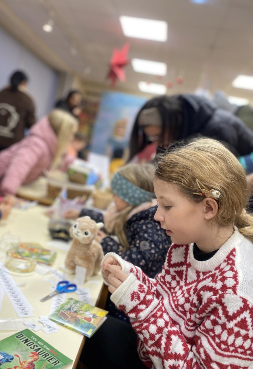 Ein Mädchen bastelt in der Bibliothek