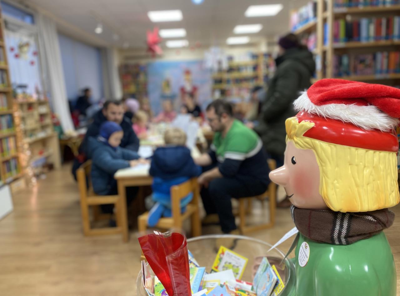 Menschen sitzen in der Bibliothek und Basteln