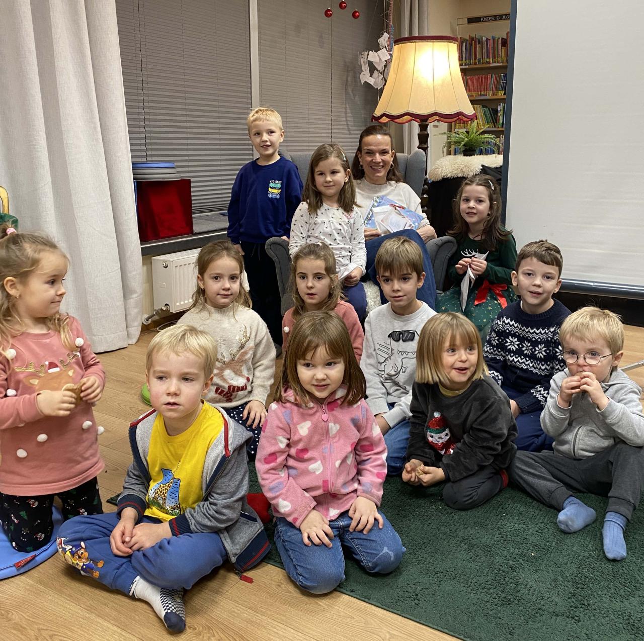 viele Kinder mit Vorleserin Julia Ribbeck