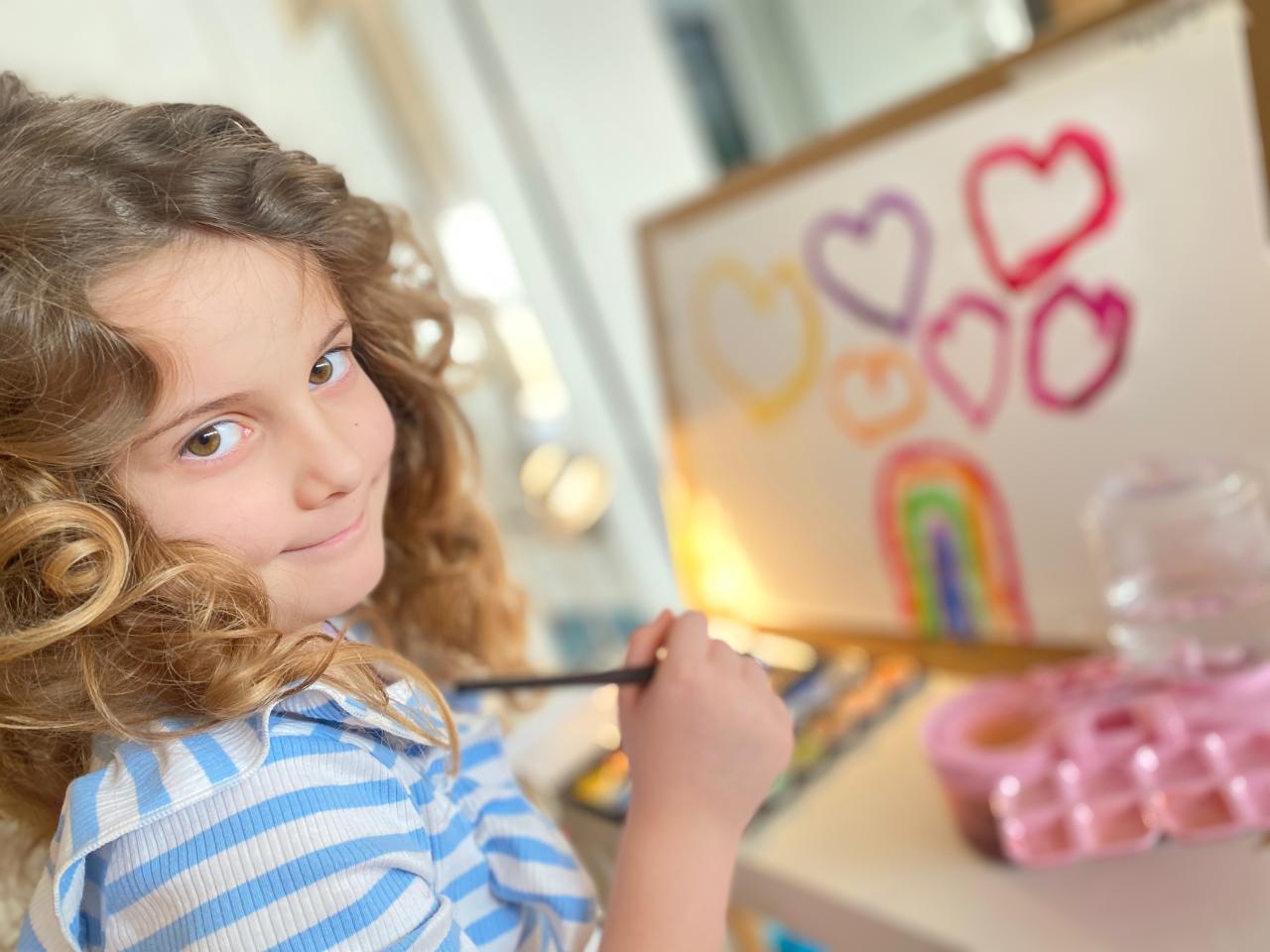 Ein Mädchen malt Bilder