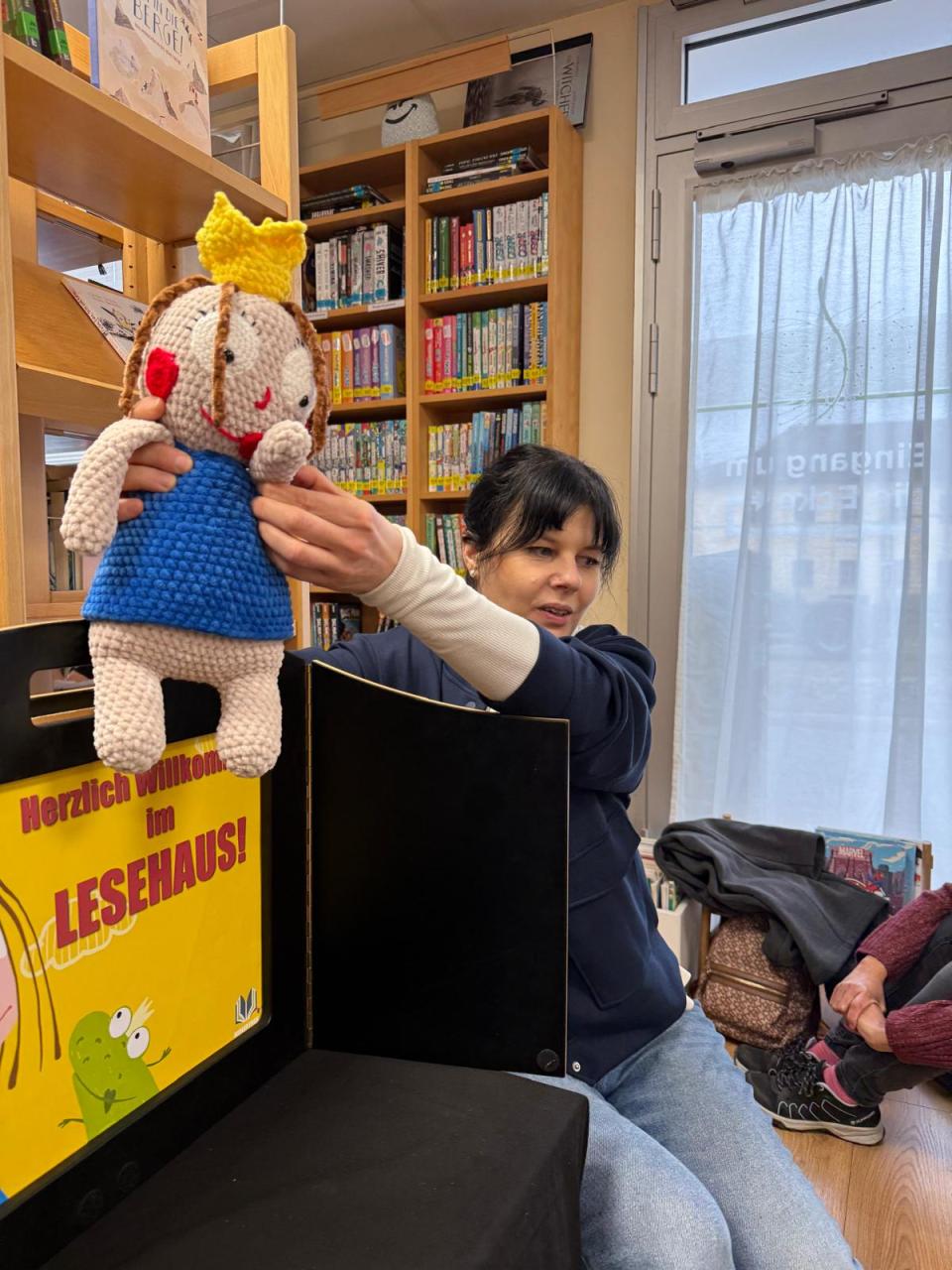 Eine Frau mit einer Prinzessinnen-Puppe