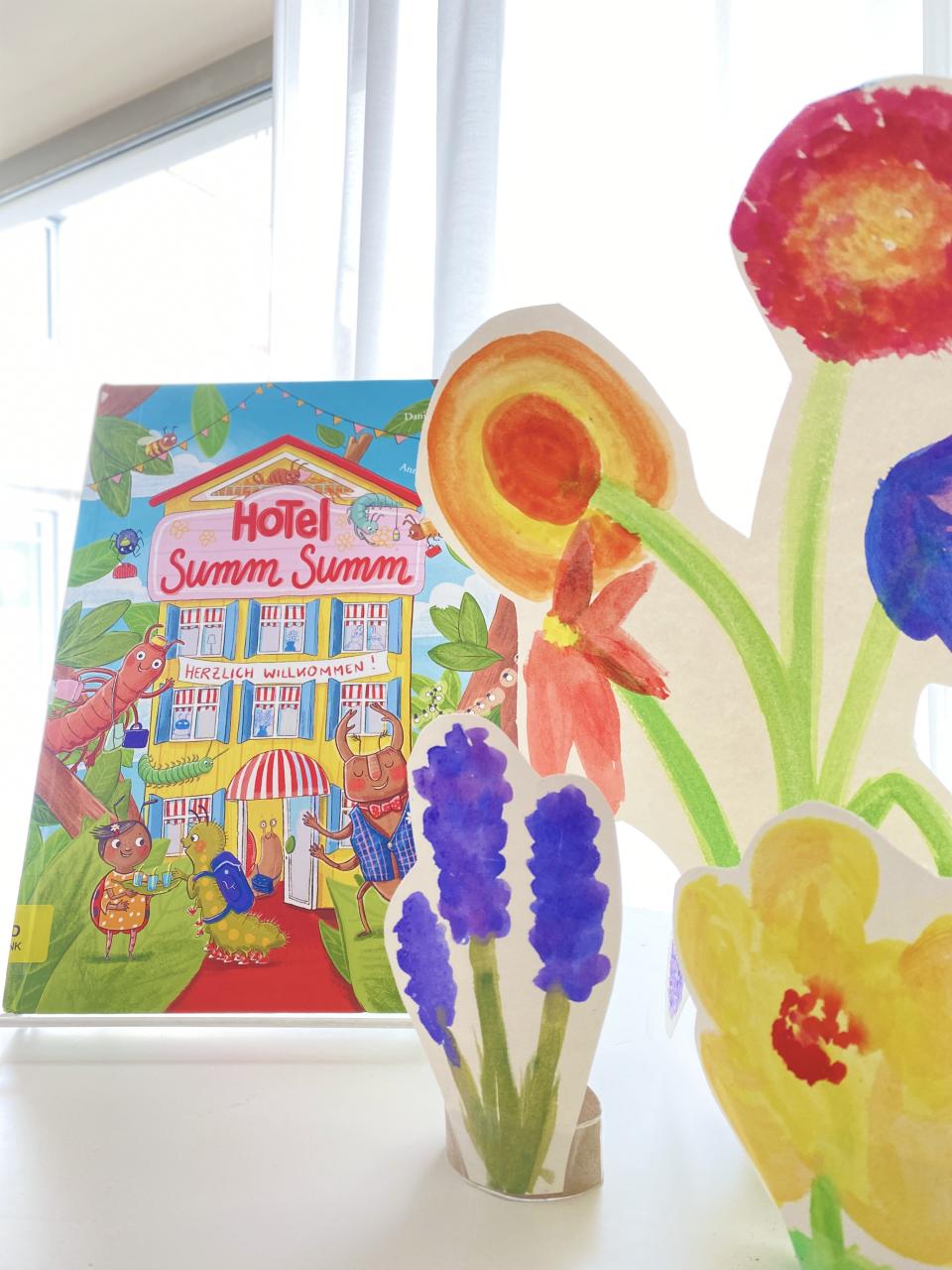 Ein Osterbuch mit einer Blume zur Deko