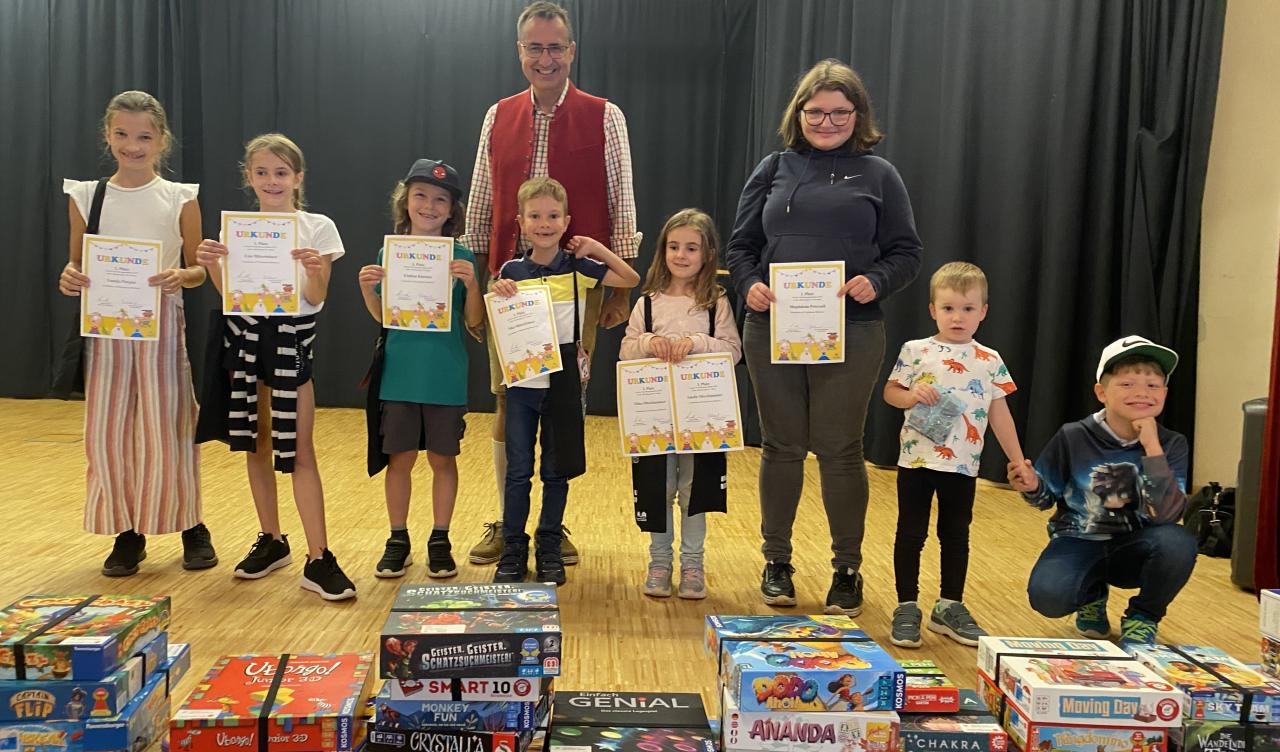 Ein Foto mit Kinder, die eine Urkunde hochhalten