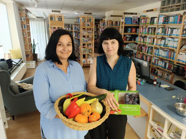 Alexandra Strohmaier und Alexandra Pichlbauer zeigen Obst- und Gemüsespenden für das Sozialgartl
