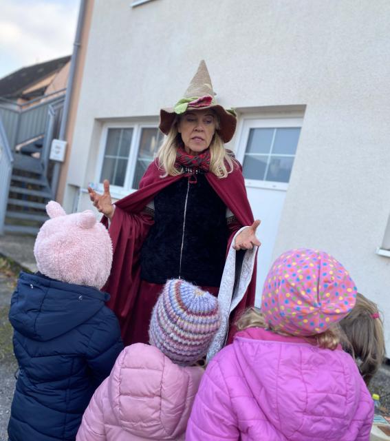 Eine Frau mit Hut vor Kindern