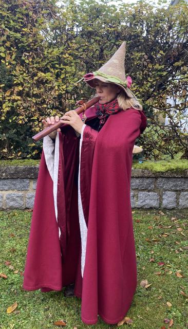 Märchen-Margit spielt auf eine Flöte