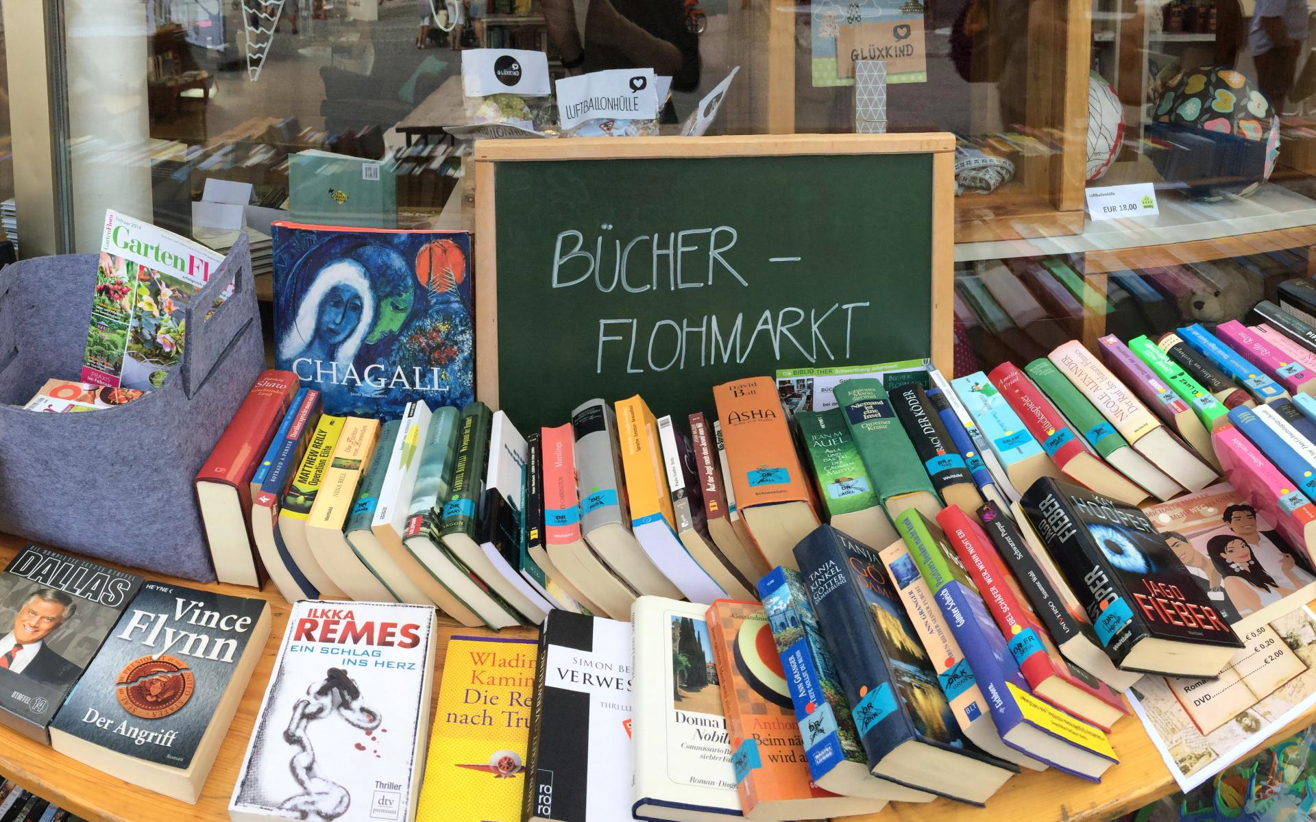 Ein Tisch mit vielen Flohmarkbüchern