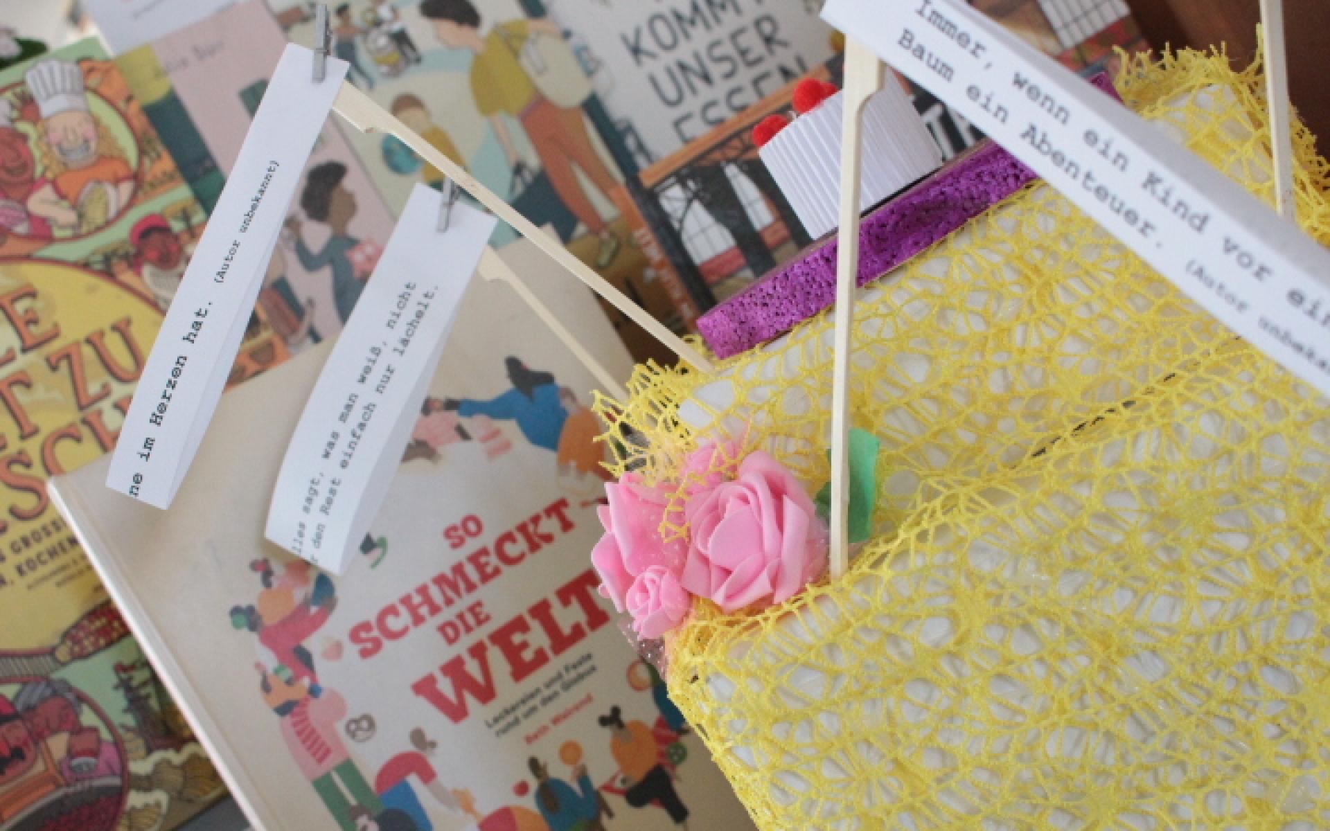 Büchersprüche stecken auf einer Torte