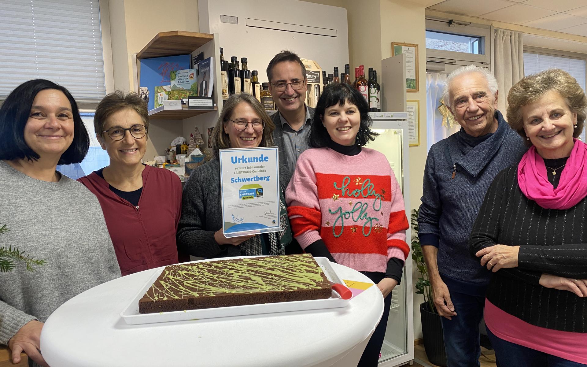 Eine Gruppe von Menschen, davor ein Matchakuchen