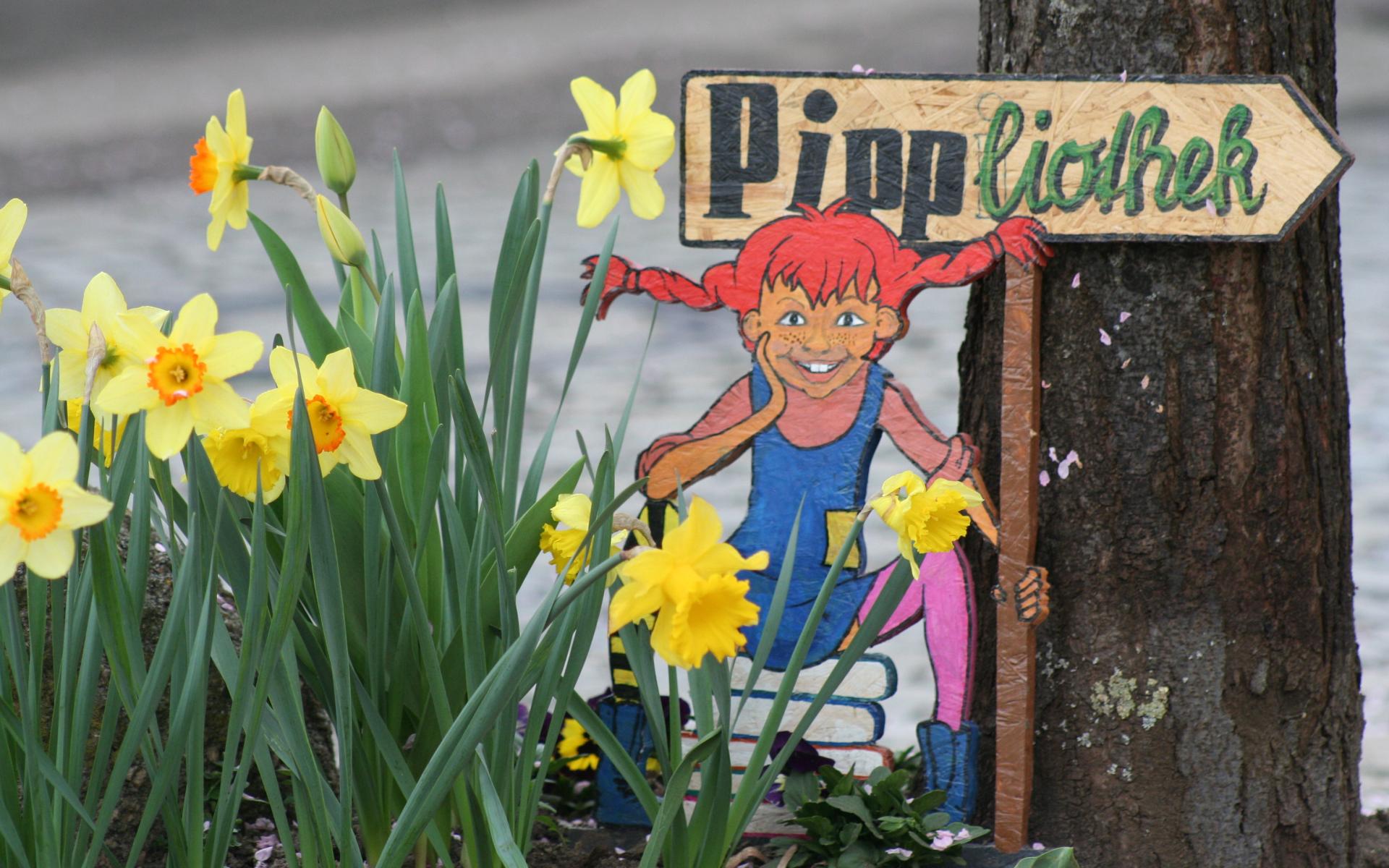 Wegweiser mit Blumen in die Bibliothek