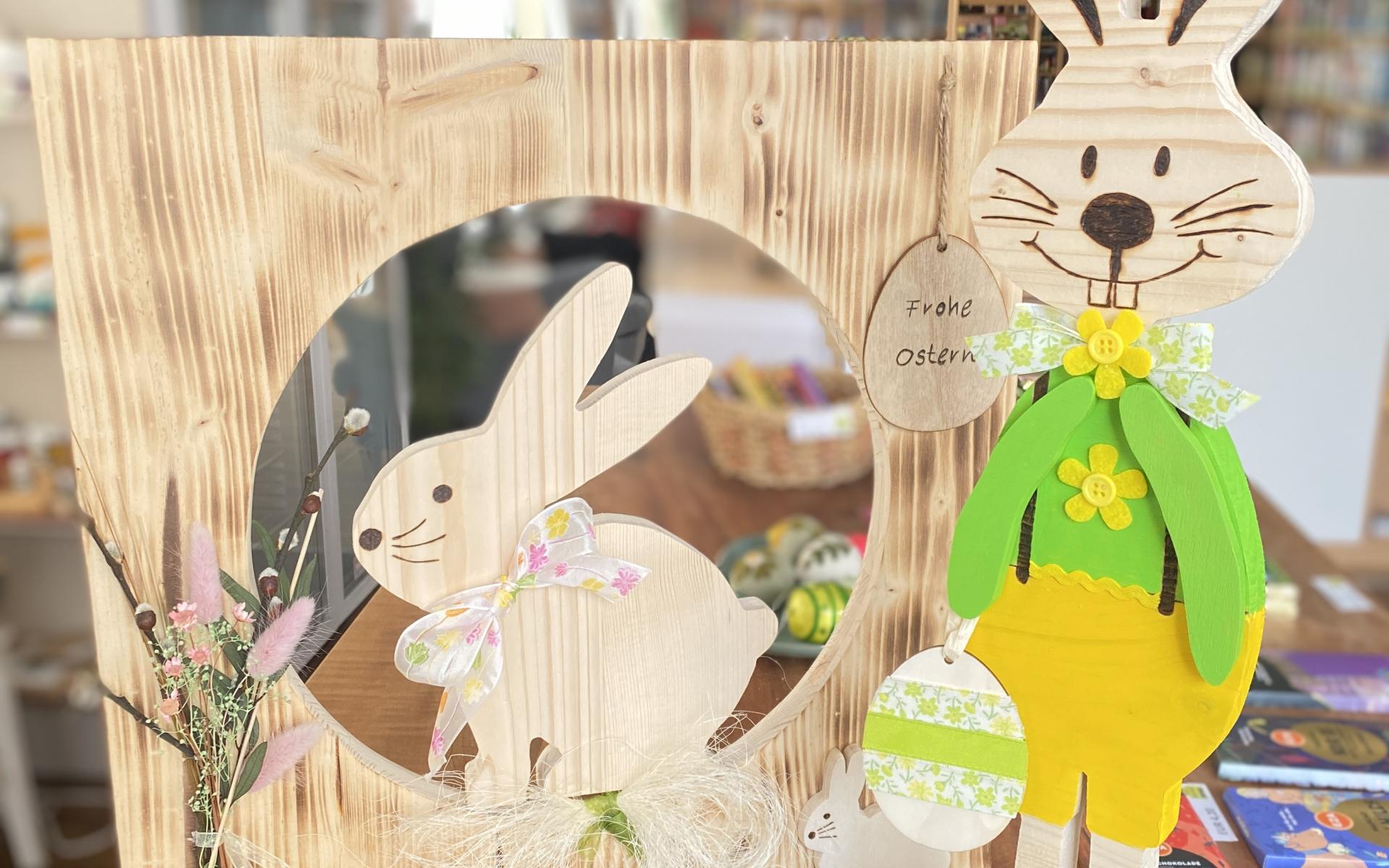 Ein aus Holz ausgeschnittener Hase