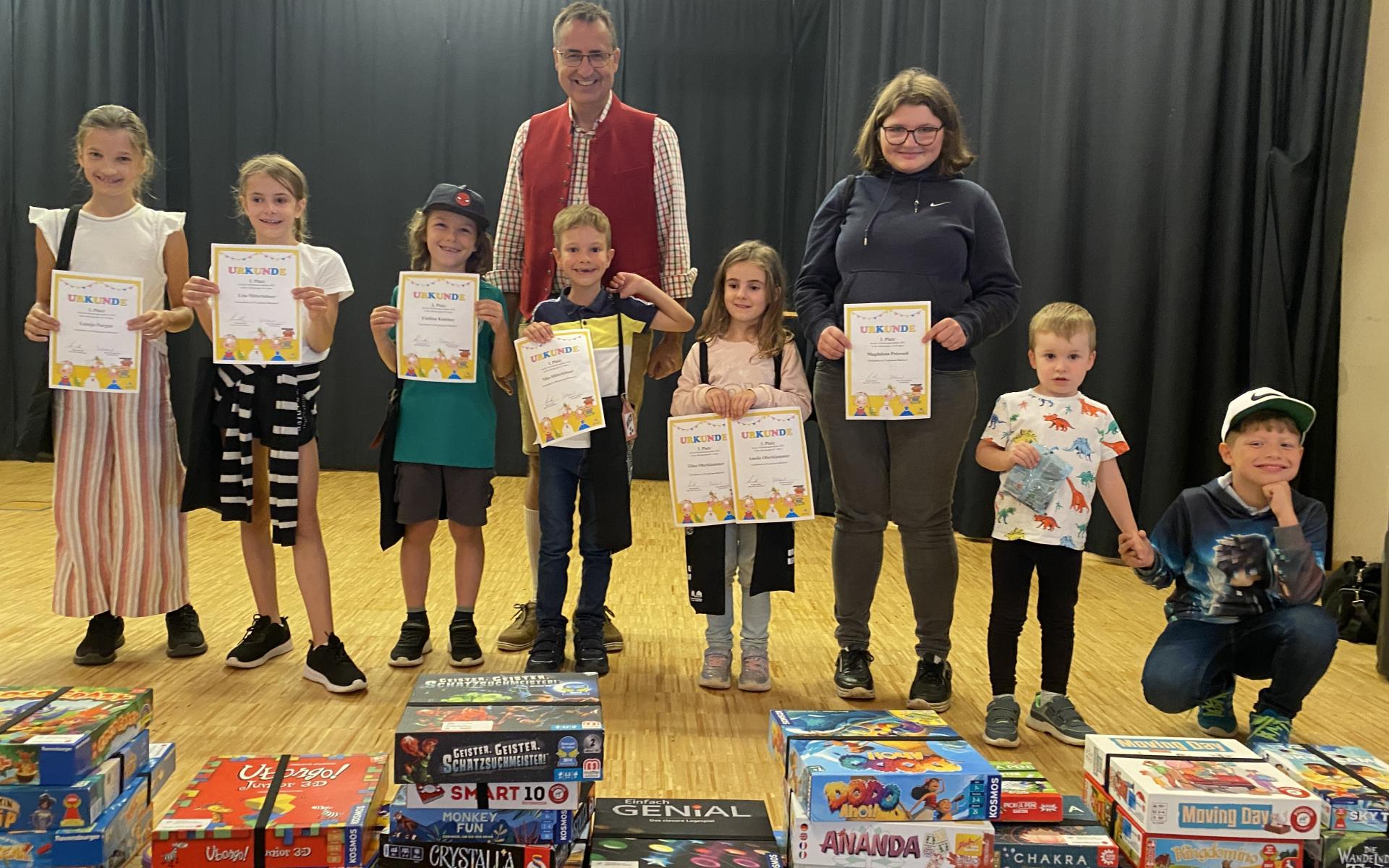 Ein Foto mit Kinder, die eine Urkunde hochhalten