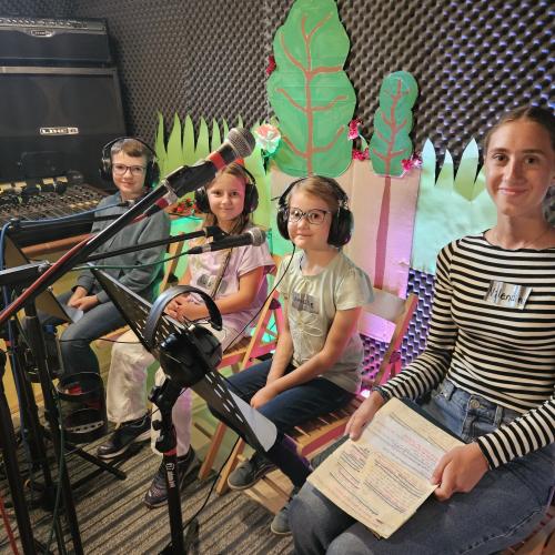 Drei Kinder und eine Frau im Tonstudio