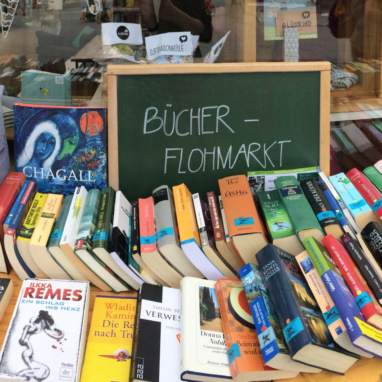 Ein Tisch mit vielen Flohmarkbüchern