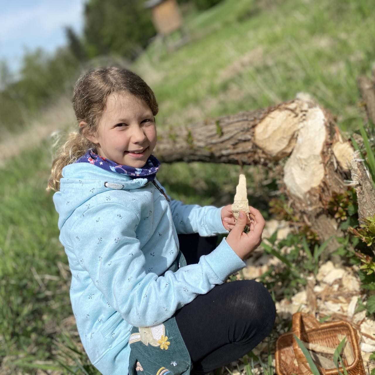 Mädchen vor abgesägten Baum 
