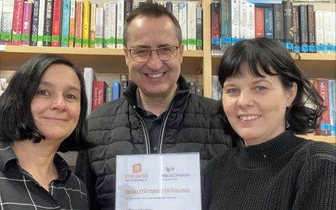 Die beiden Bibliothekarinnen mit dem Bürgermeister und der Urkunde
