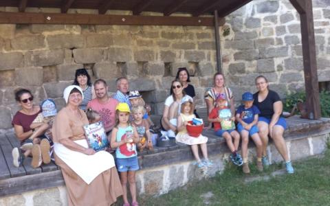 Kinder und Erwachsene auf der Burgruine Windegg